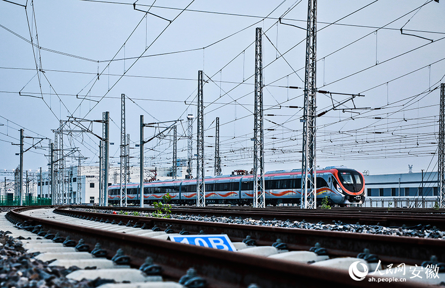 傍晚6时左右，滁宁城际铁路（滁州段）工作人员还在进行测试。人民网记者 陶涛摄