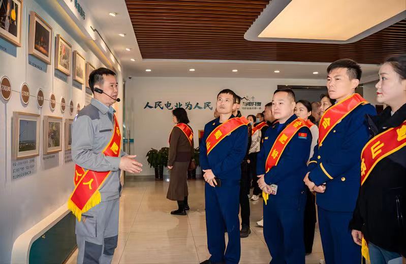 好人代表们走进王开库劳模工作室参观。蜀山区委宣传部供图