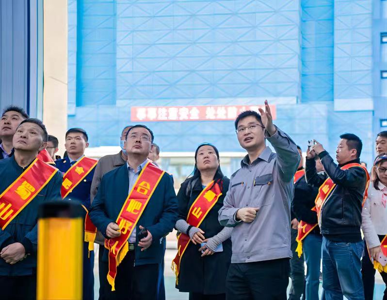 好人代表们走进吴维国劳模工作室参观。蜀山区委宣传部供图