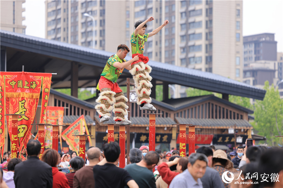 两名参赛人员赛前紧张训练。人民网记者 王晓飞摄