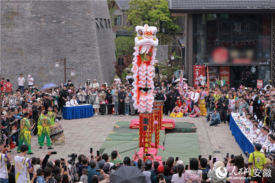 舞狮比赛引来了很多人前来观看。人民网记者 王晓飞摄