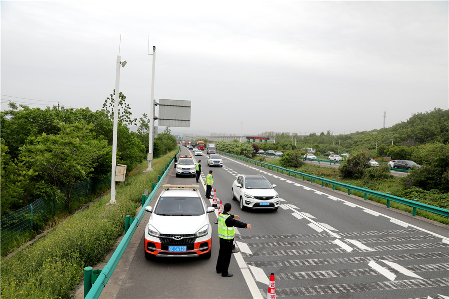管理處聯合轄段交警、路政和施救單位等人員，保障轄段車流通行。安徽交控集團供圖