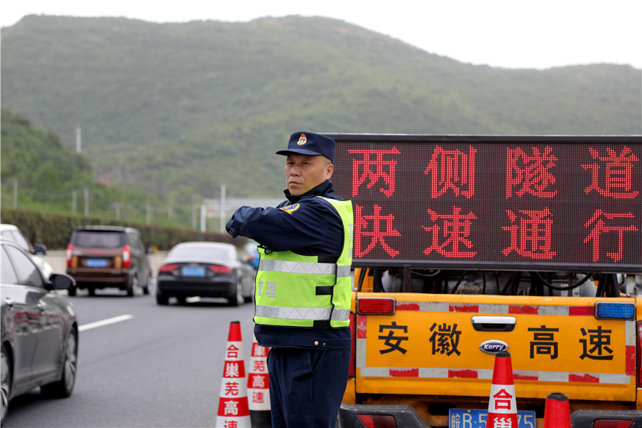 合巢蕪處路產員俞金虎駐點試刀山隧道，疏導通行。安徽交控集團供圖