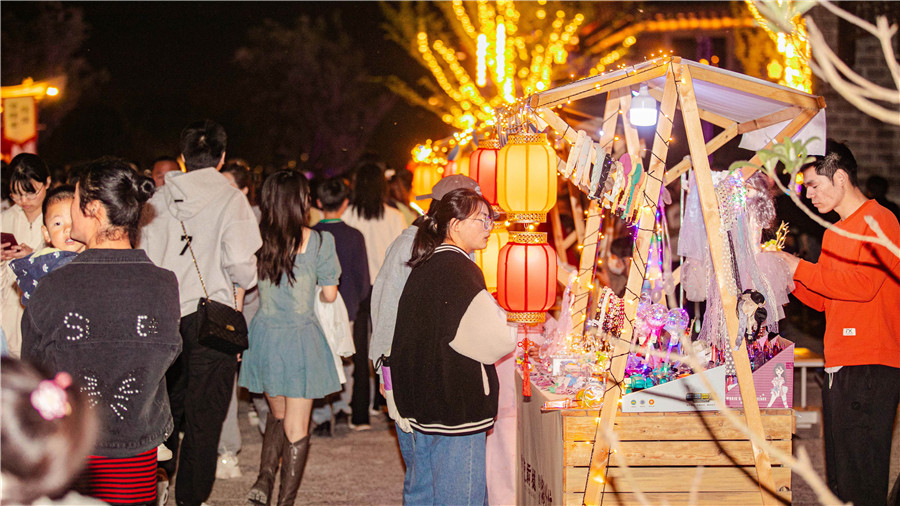 阜阳罍街·颍州坊五一古风游园派对火热开市。阜合产业园供图