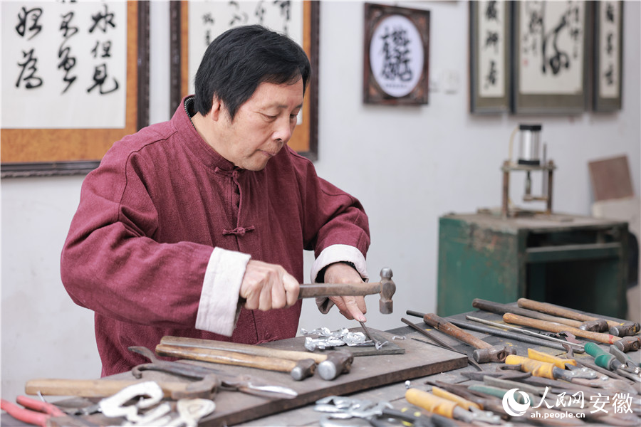 以锤代笔,以铁作墨,邓之元正在将铁字锻打成型。人民网记者 王晓飞摄