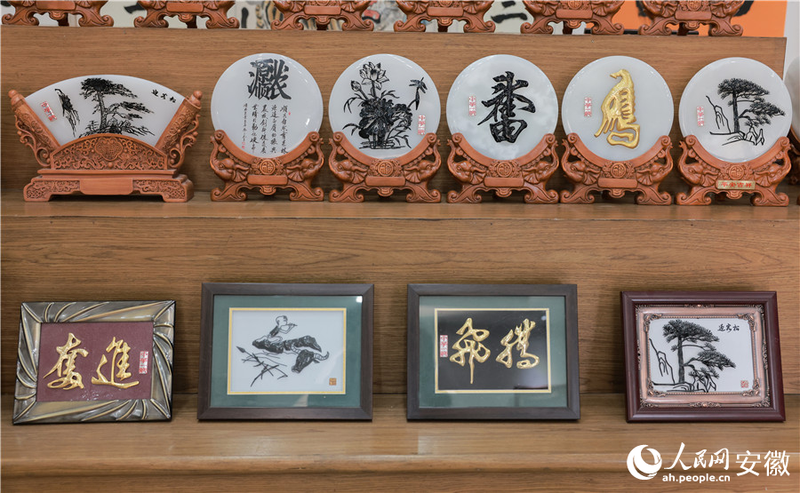 邓之元的部分铁字画作品。人民网记者 王晓飞摄