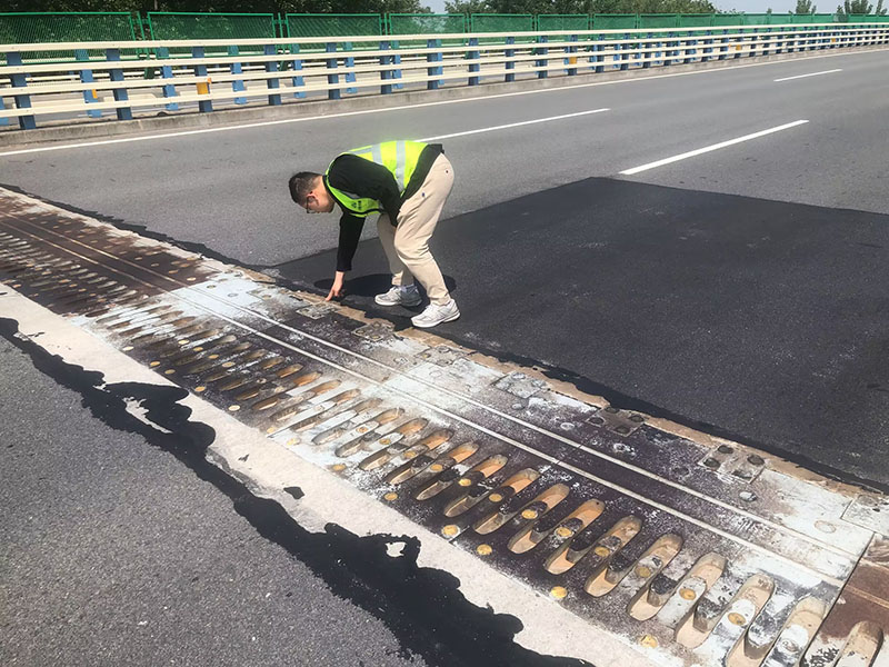 马芜大桥项目部检查芜湖二桥伸缩缝维修后情况。皖通高速供图