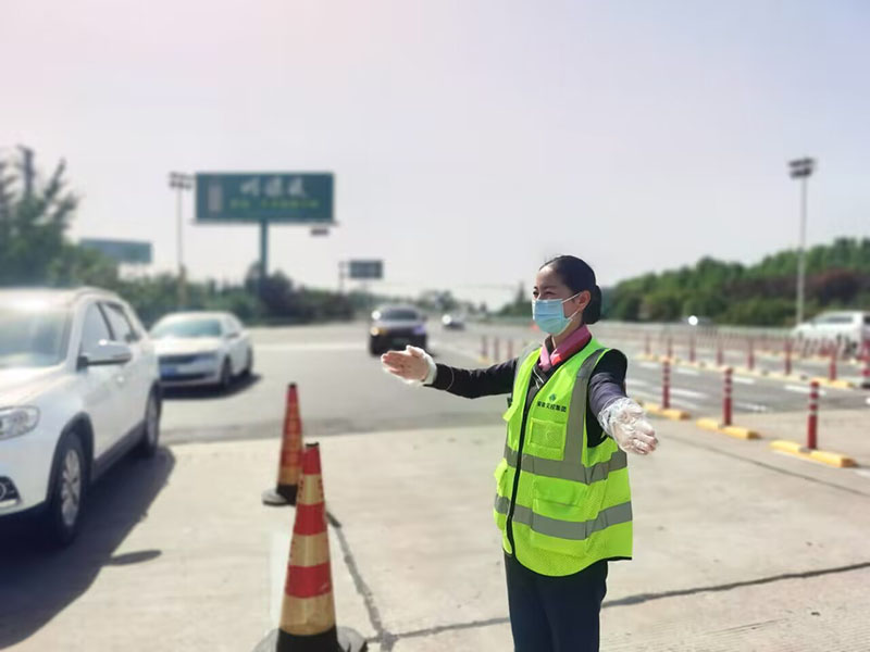 全国五一劳动奖章获得者，宿州中心黄海艳正在疏导交通。皖通高速供图