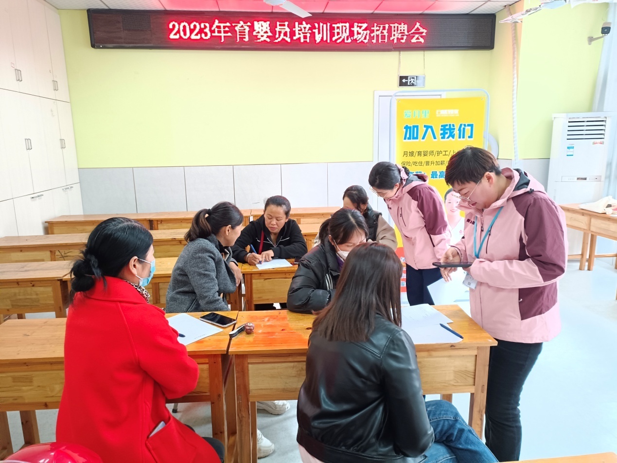招聘会现场。庐江县委宣传部供图