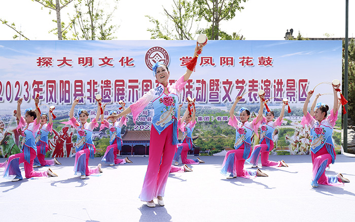 鼓之韵艺术团表演的凤阳花鼓《春风吹绿花鼓乡》