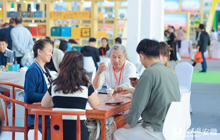 茶博会现场，不少人与友人一块品茗、畅聊。人民网记者 王晓飞摄