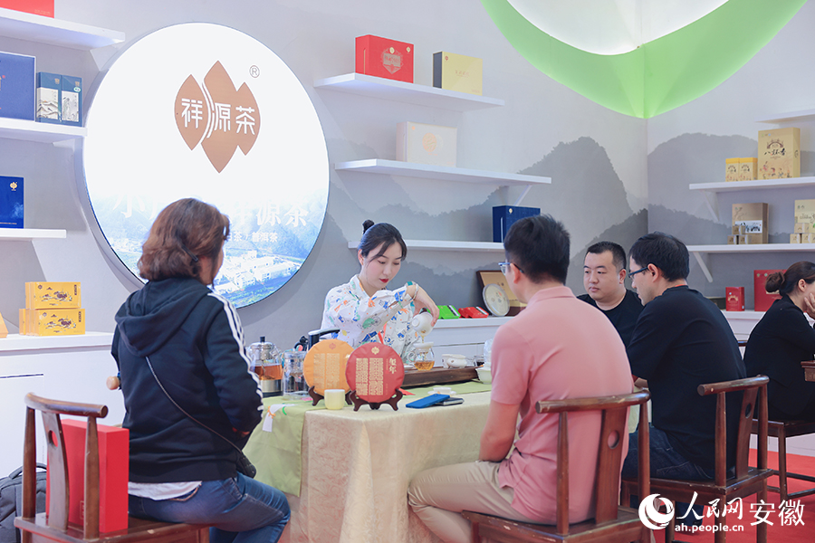 与三五好友一起品茗、畅叙,是人生快事。人民网记者 王晓飞摄