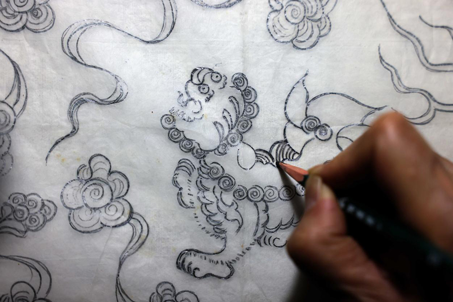 范发生在进行描金纸画稿拷贝。解琛摄