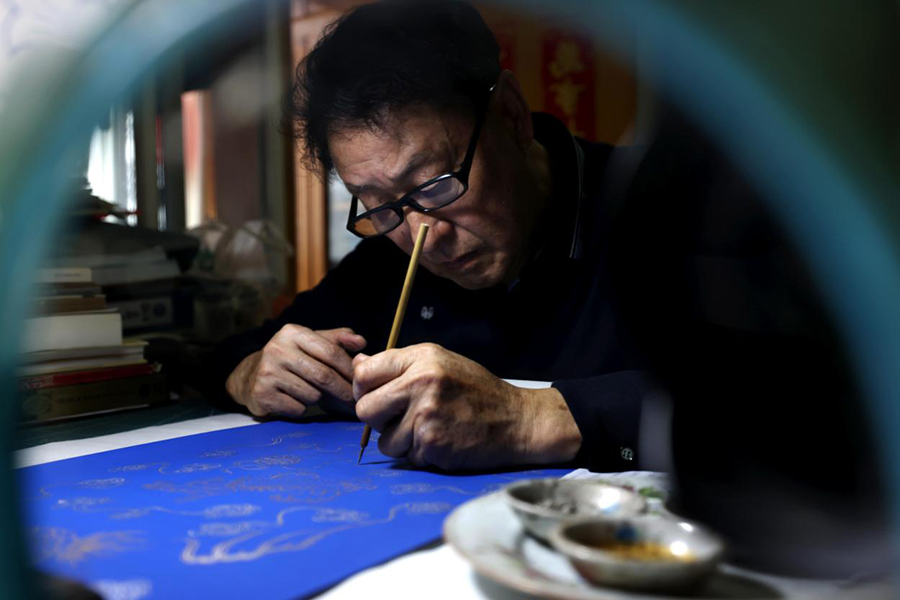 范发生在对纸张进行描金工艺制作。解琛摄