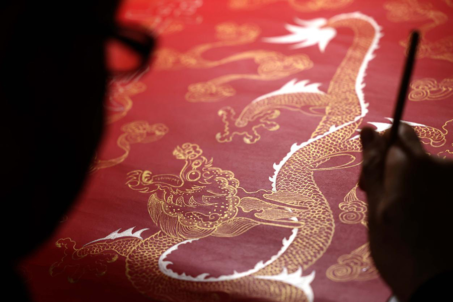 范发生在对纸张进行描金工艺制作。解琛摄