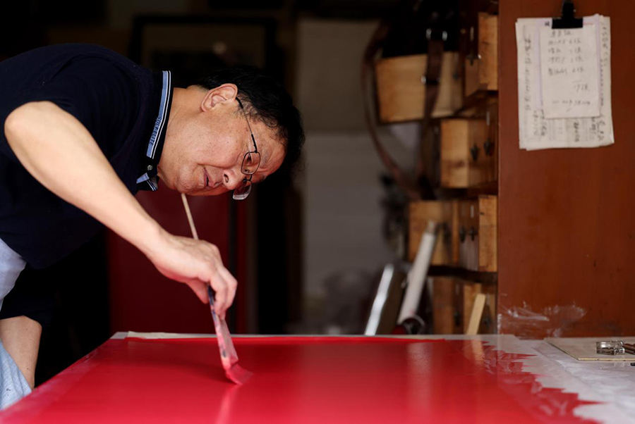范发生在自己的工作室进行纸张染色。解琛摄