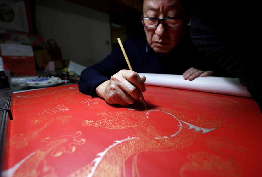 范发生在对纸张进行描金工艺制作。解琛摄