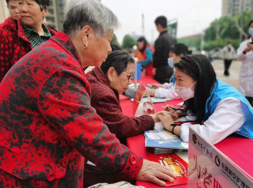 义诊服务受到老人欢迎。蜀山区委宣传部供图