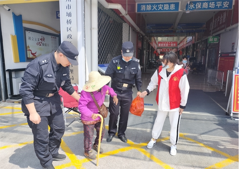 志愿者及民警护送九旬老人回家。尹倩玉供图
