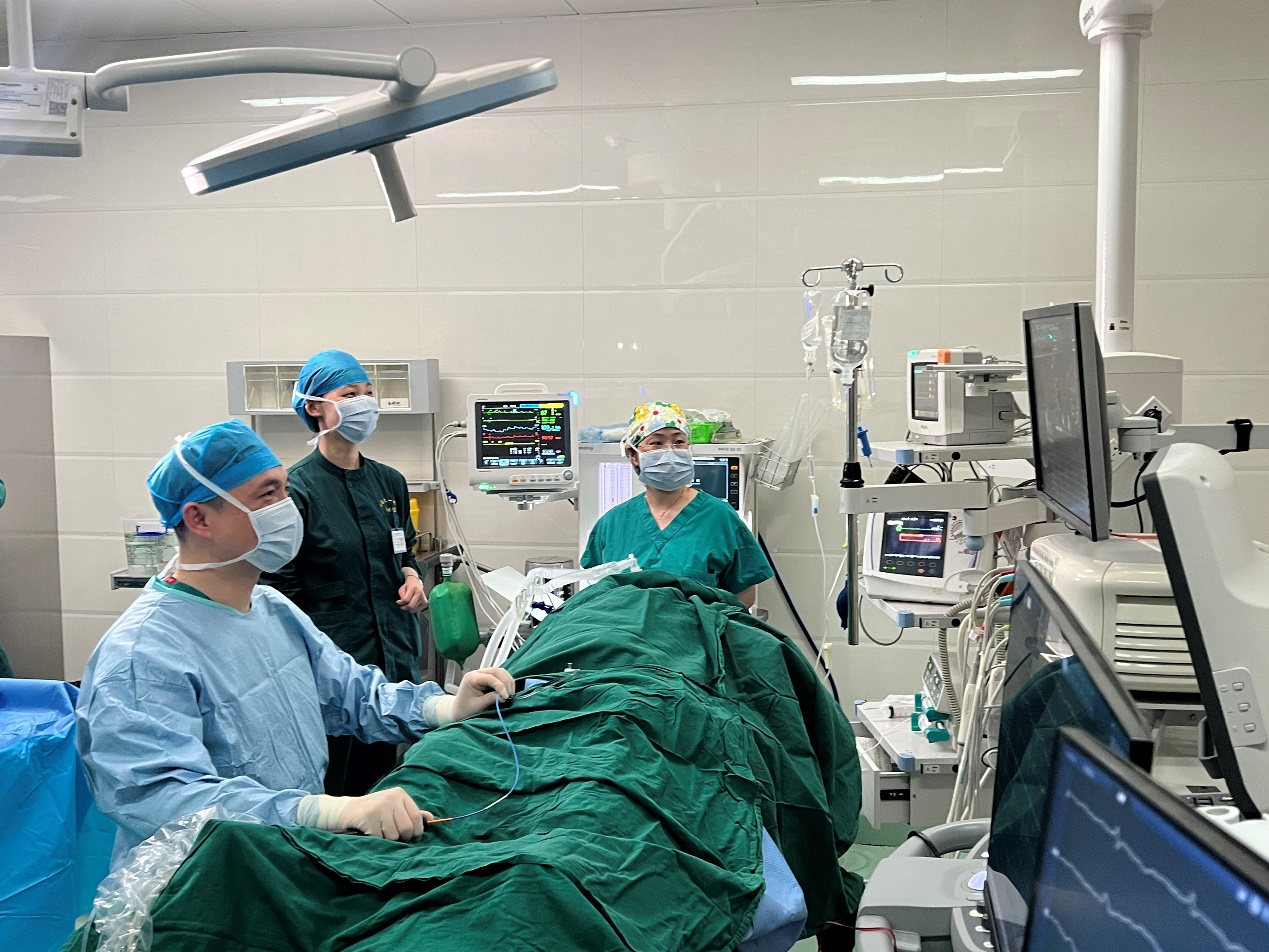 安醫大一附院高新院區手術室，一台特殊的介入手術正在“綠色導管室”進行。安醫大一附院供圖
