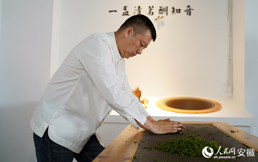 手工揉捻。人民网记者 王锐摄