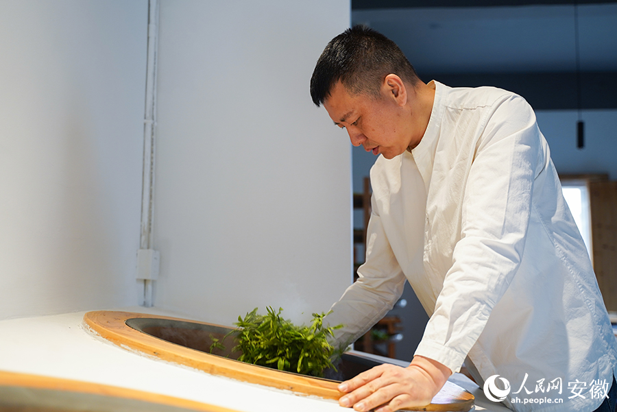 云雾茶手工炒制。人民网记者 王锐摄