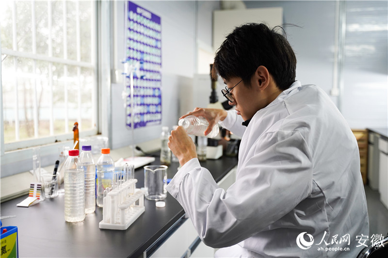 上海海洋大学洪林科研中心内,科研人员正在进行实验。人民网记者 王锐摄