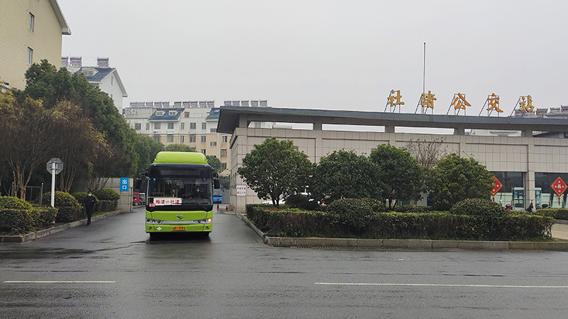 “皖P”拍照跨省公交从溧阳社渚公交总站驶出。吴世翔摄