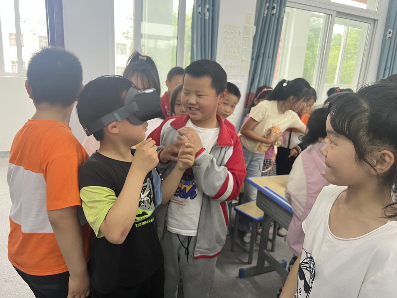 體驗VR眼鏡。