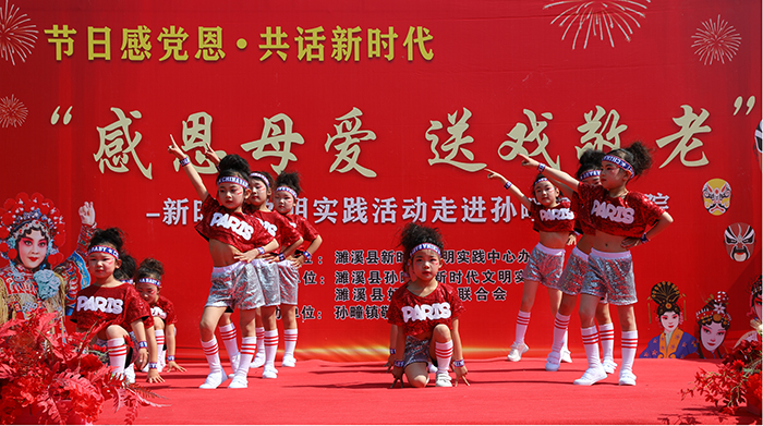 幼兒舞蹈《祖國花朵》將義演拉開序幕。李天功攝
