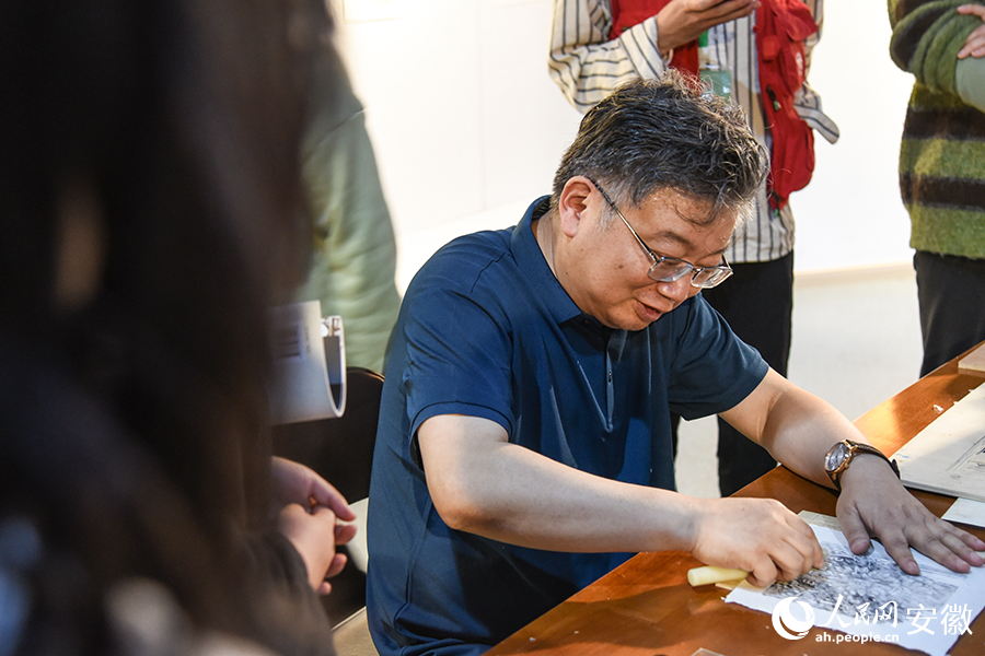 艺术家现场创作。人民网 李希蒙摄