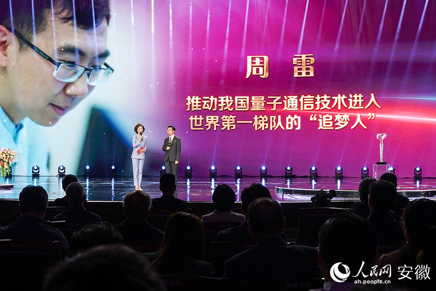 獲獎人物——周雷現場接受採訪。人民網記者 王銳攝