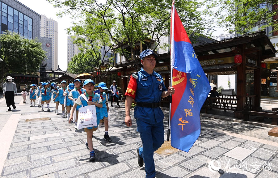 5月14日上午，“包小藍”志願隊在包河區金罍廣場開展消防安全進街區活動。人民網記者 陶濤攝