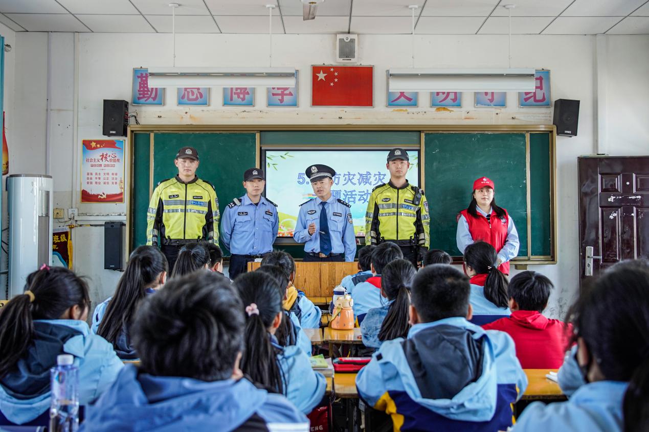 民警在课堂上为学生讲解“防灾减灾”安全知识。和县公安局供图