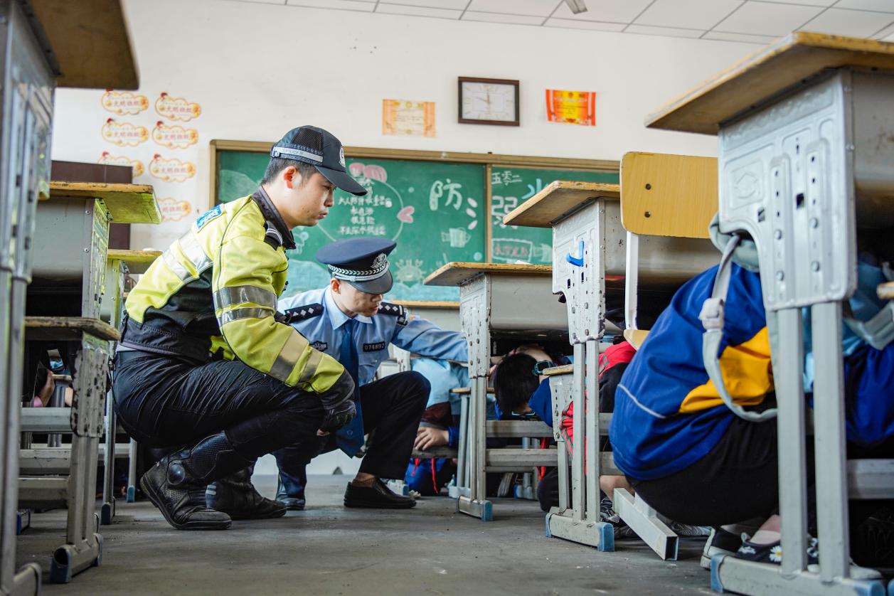 和县公安局民警与同学们进行避震疏散和消防演练。和县公安局供图