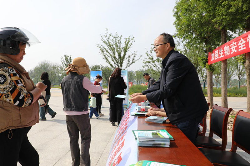 潜山市林业局志愿者宣传外来物种侵害防治政策。潜山市委宣传部供图