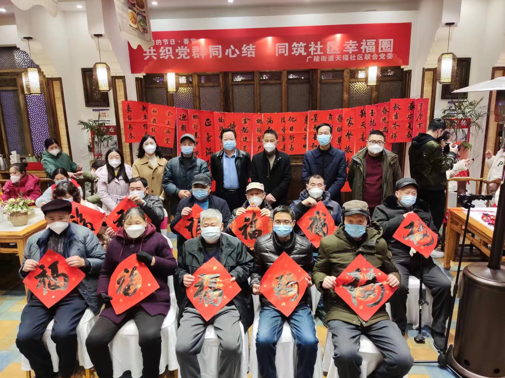 天长市广陵街道天福社区文化志愿者为群众写春联。刘世军摄