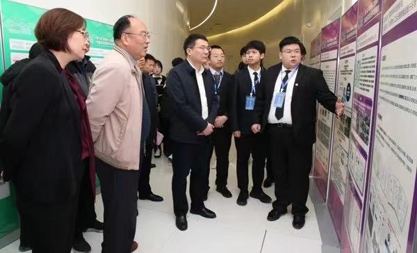 第十届安徽省项目资本对接会上，严泽等人向与会领导介绍项目。受访者供图