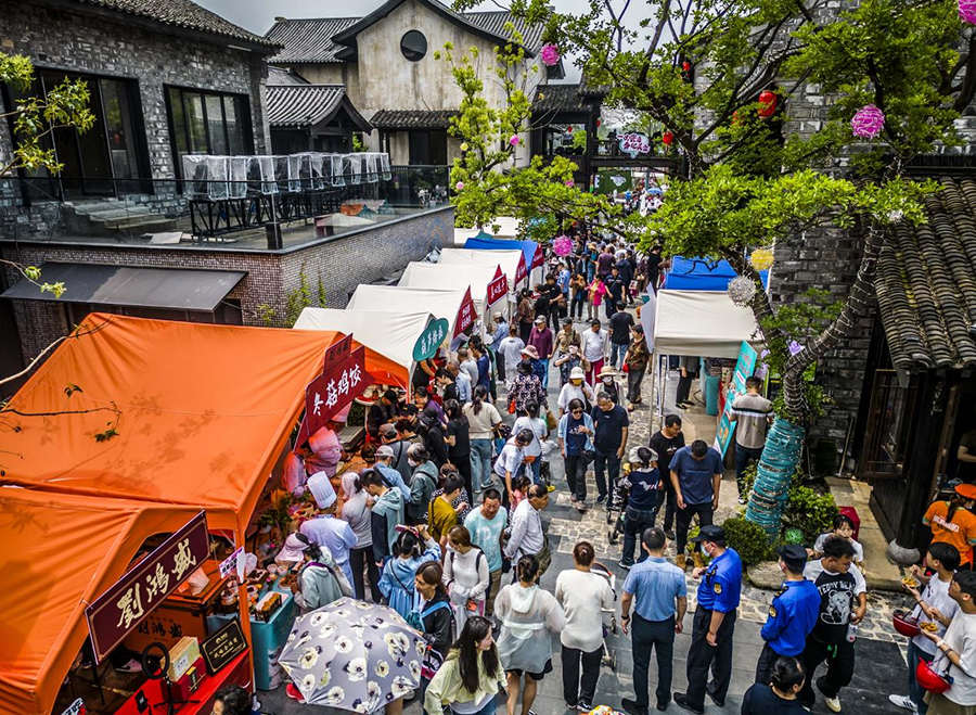 5月18日，在安徽省合肥市“一次嘗遍合肥美食”主題活動現場，市民和游客在欣賞品嘗美食。解琛攝