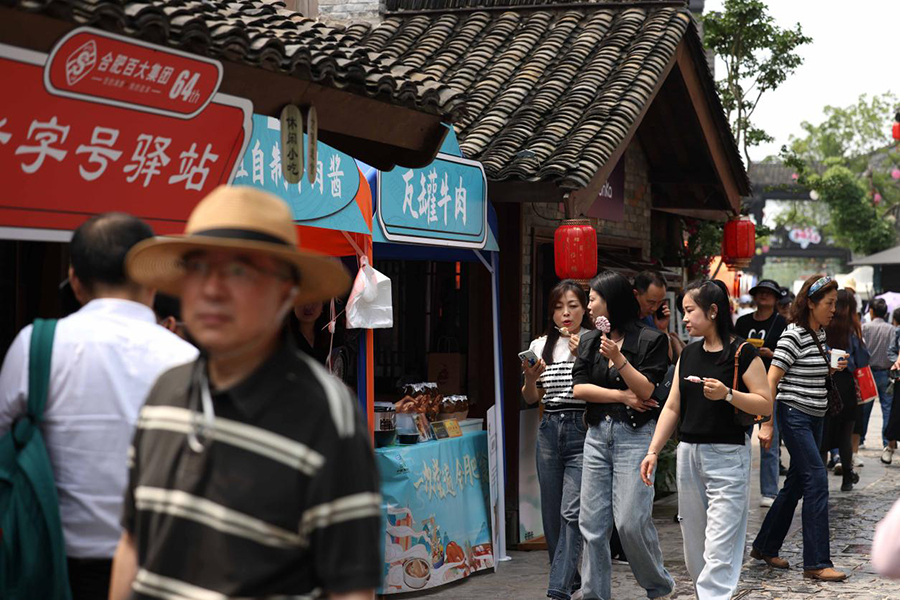 合肥市“一次嘗遍合肥美食”主題活動現場游客眾多。解琛攝