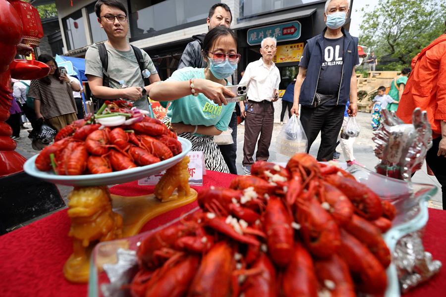 5月18日，在安徽省合肥市“一次嘗遍合肥美食”主題活動現場，市民和游客在欣賞品嘗美食。解琛攝