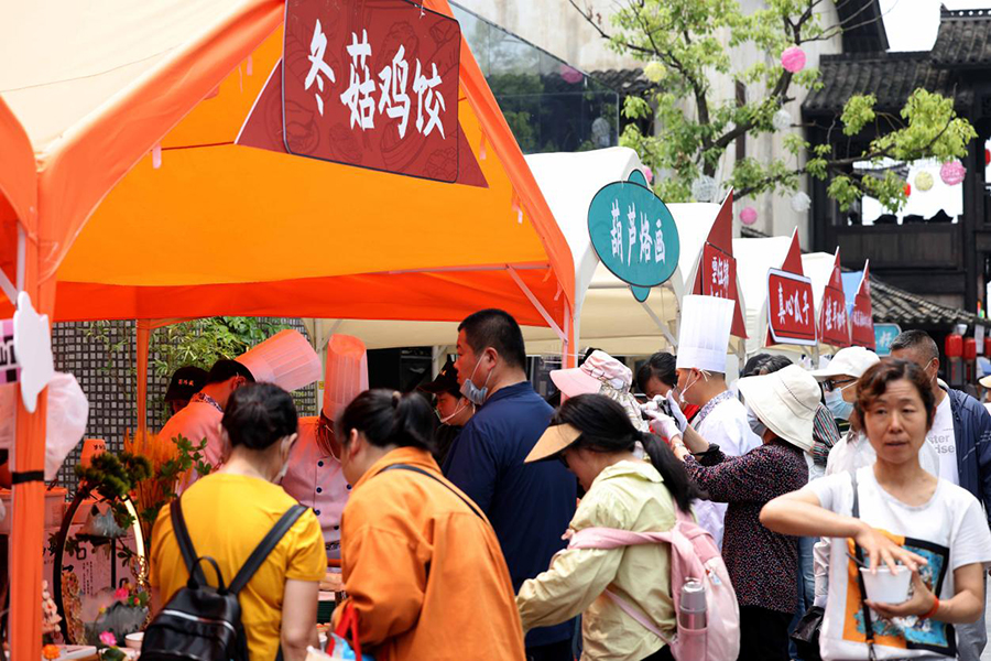 “一次嘗遍合肥美食”主題活動現場，市民和游客在欣賞品嘗美食。解琛攝