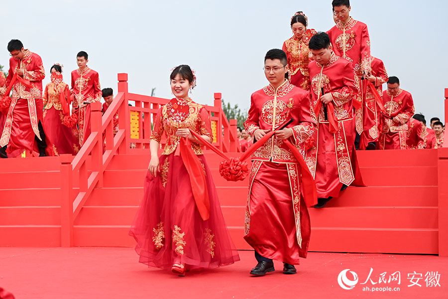 新人共同走过鹊桥。人民网记者 苗子健摄