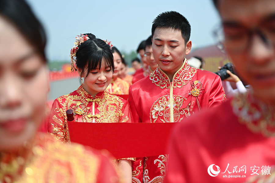 宣读婚书。人民网记者 苗子健摄