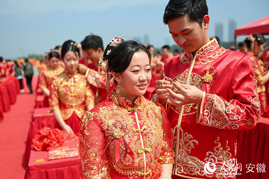 夫妻行结发礼。人民网记者 苗子健摄