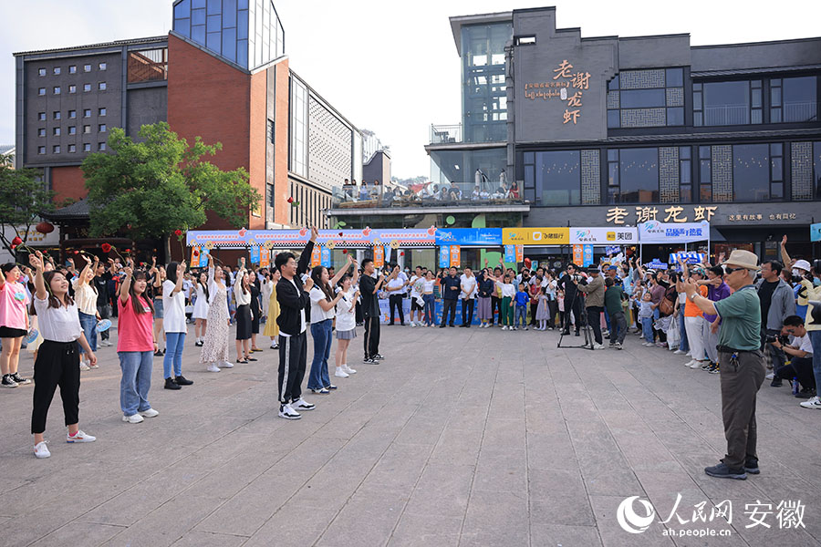 活动现场的快闪。人民网记者 王晓飞摄