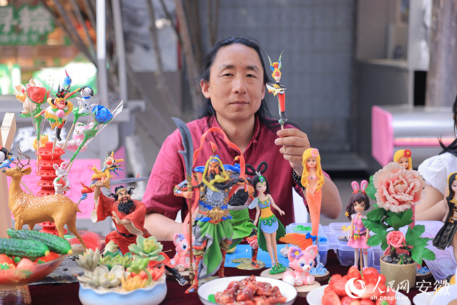 庐州面塑传承人现场展示。人民网记者 王晓飞摄
