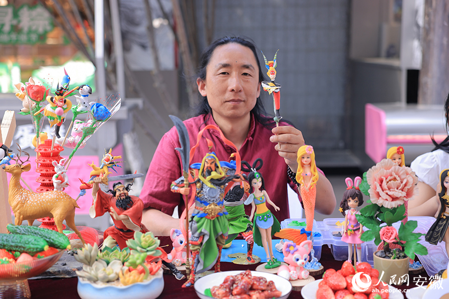 庐州面塑传承人现场展示。人民网记者 王晓飞摄