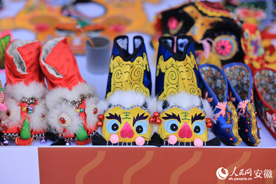 现场展示的刺绣产品。人民网记者 王晓飞摄