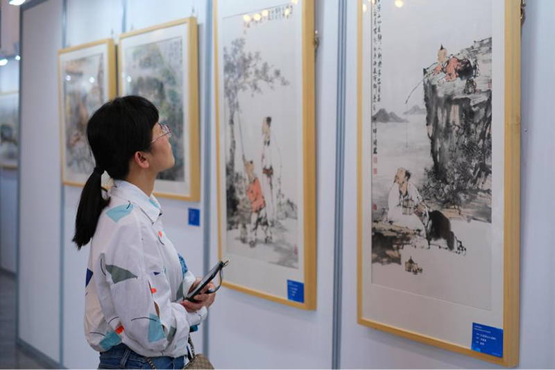 市民参观画展。人民网 吕欢欢摄